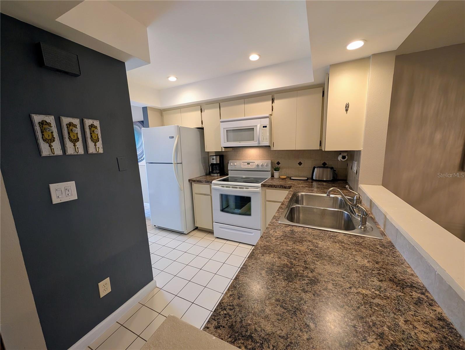 PALM-AIRE AT SARASOTA 10-B - Residential Lease