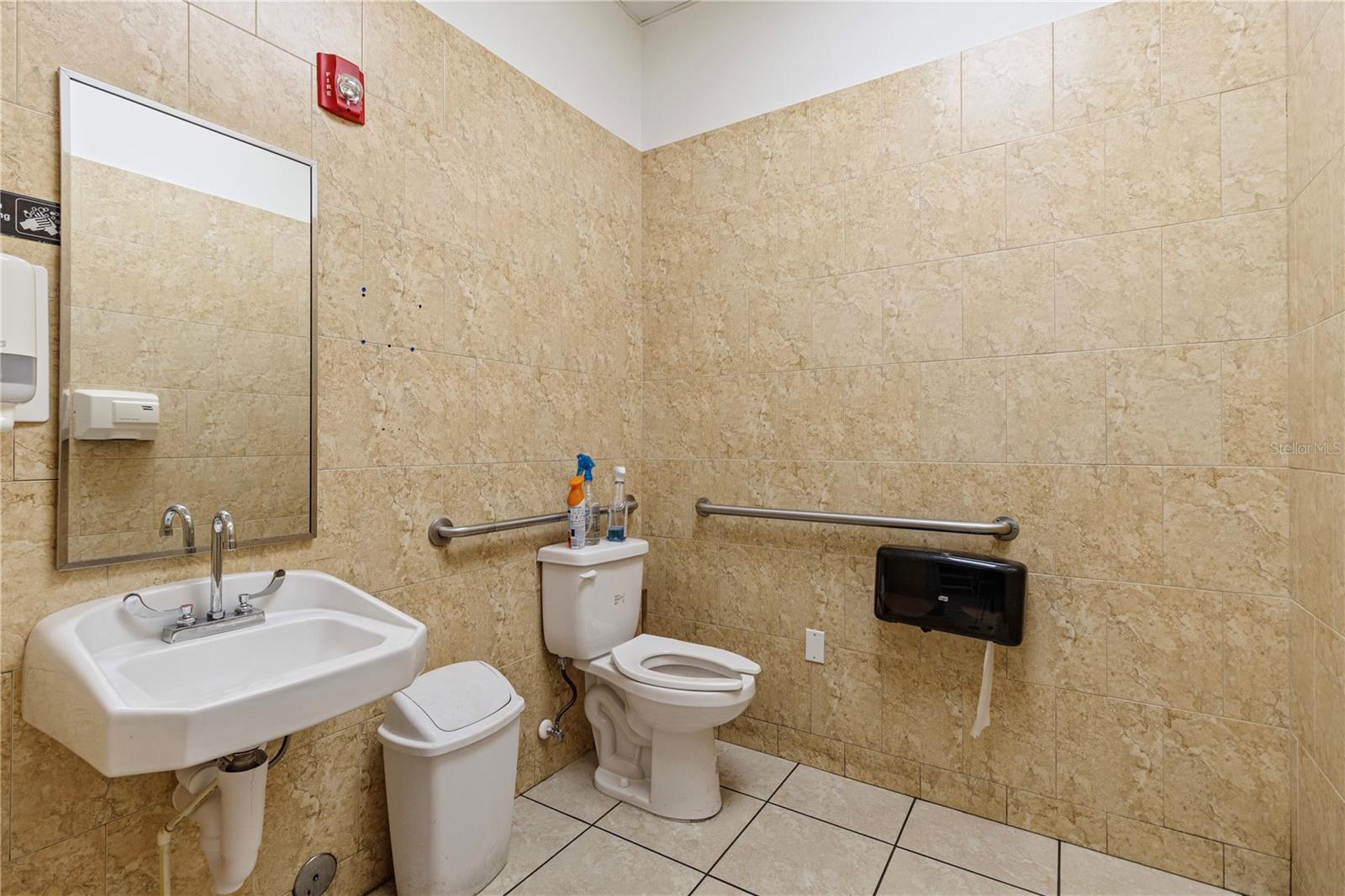 Main image without alt text