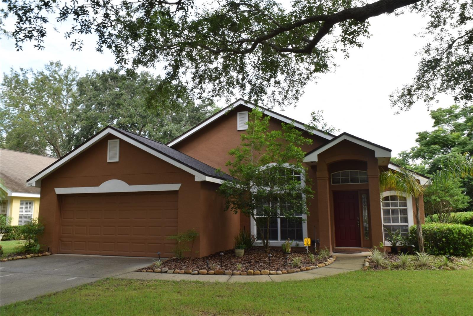 BEAUTIFUL 3/2 HEATHROW home. Split plan and super floor plan make this a great home! Master bedroom is large with a separate garden tub and shower as well as double sinks and walk-in closet. There is a formal dining room combined with a formal Living room which is currently be used as an office. This community offers GUARDED entrances plus has a COMMUNITY POOL, TENNIS COURTS, GOLF THE house has a great split plan with PLENTY of room for ENTERTAINING! THERE is also a covered screened in patio! WASHER AND DRYER included and Landlord will take care of lawn service. Pets are subject to Landlord approval:) Tenants to take care of minor repairs under $100. New pics coming!