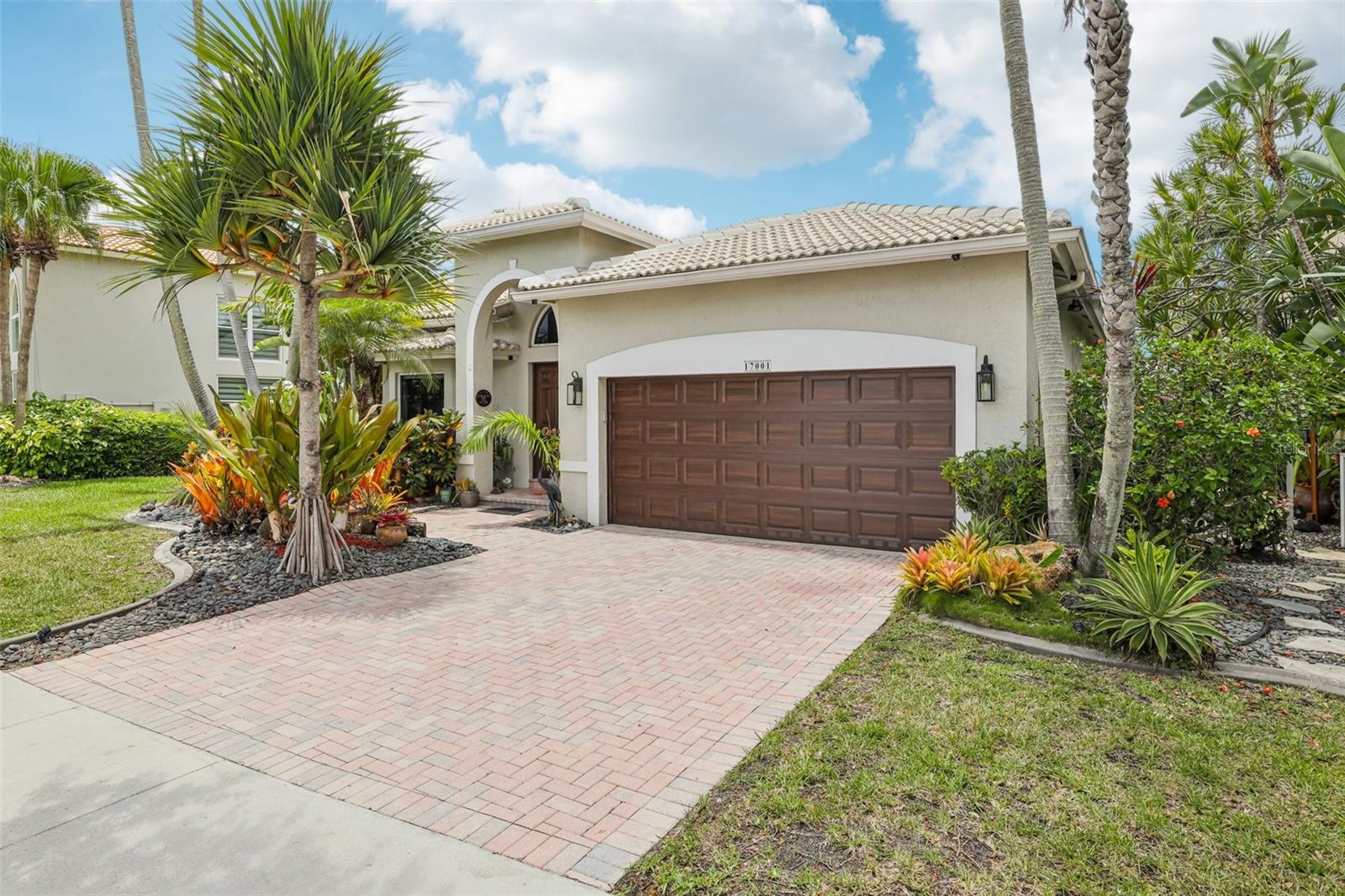 17001 NW 20TH STREET, PEMBROKE PINES, FL, 33028/$799,900 1 17001 NW 20TH STREET
