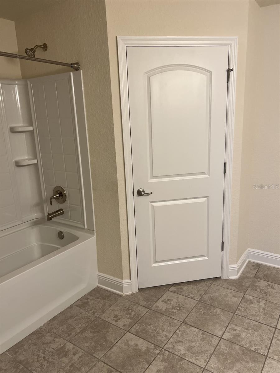 LAKE DIAMOND GOLF & COUNTRY CLUB PH 04 TR 05 - Residential Lease