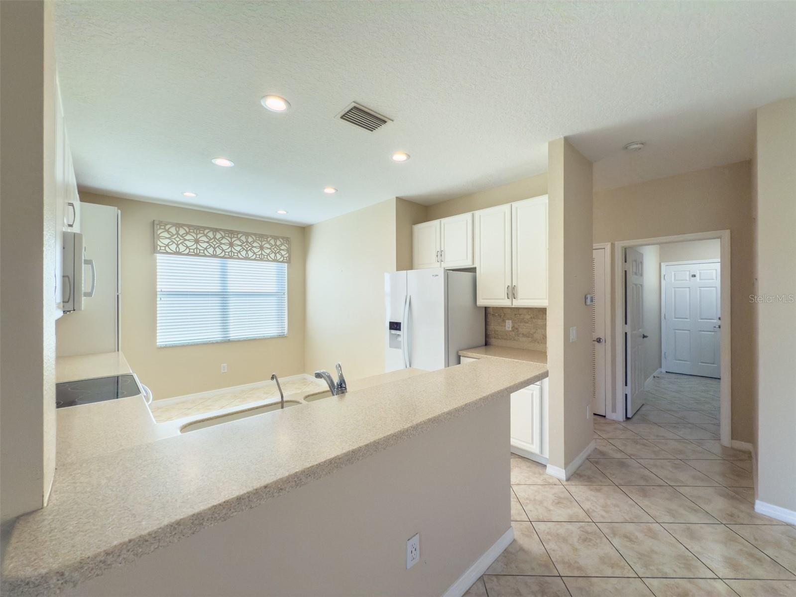 VALENCIA LAKES - Residential