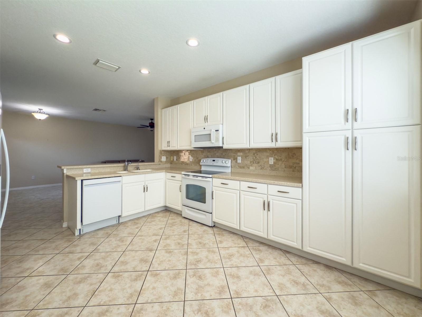 VALENCIA LAKES - Residential