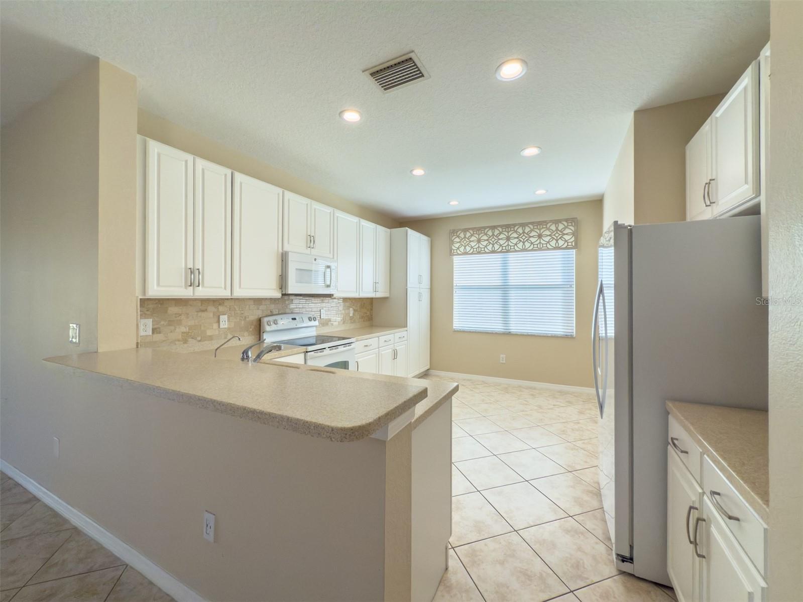 VALENCIA LAKES - Residential