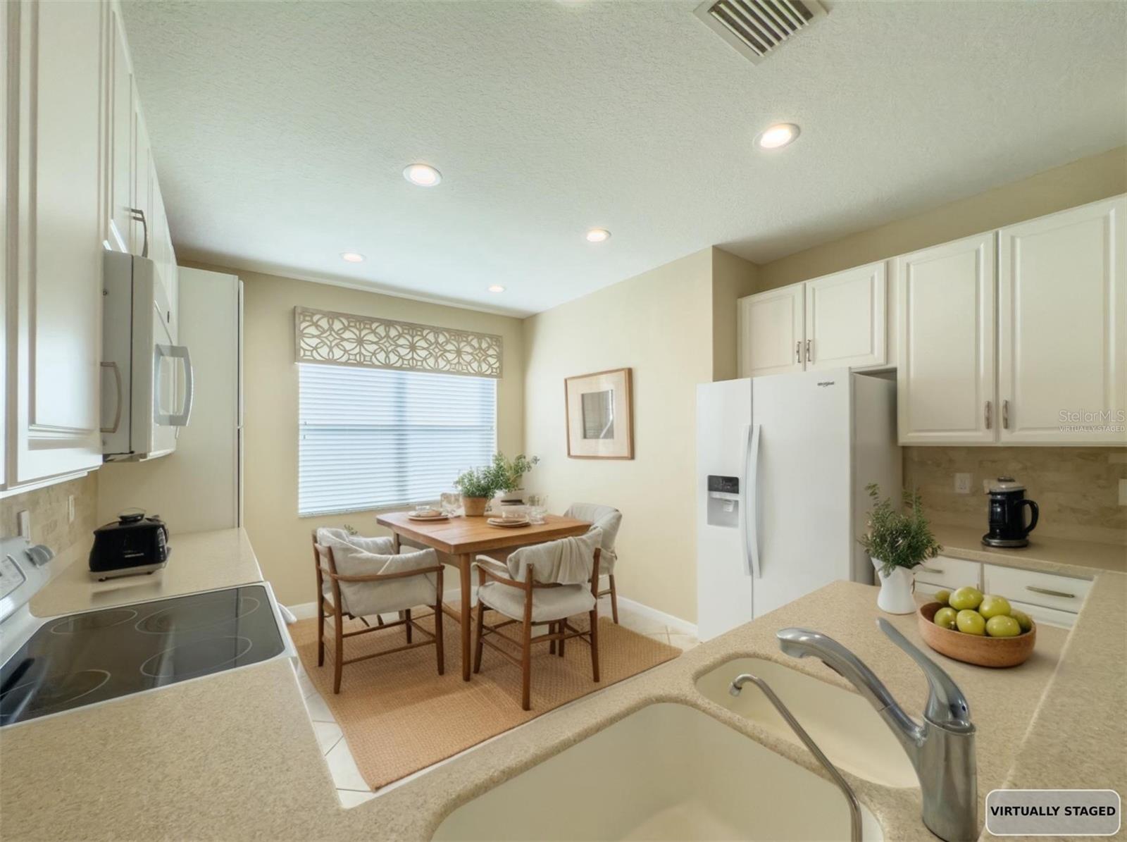 VALENCIA LAKES - Residential