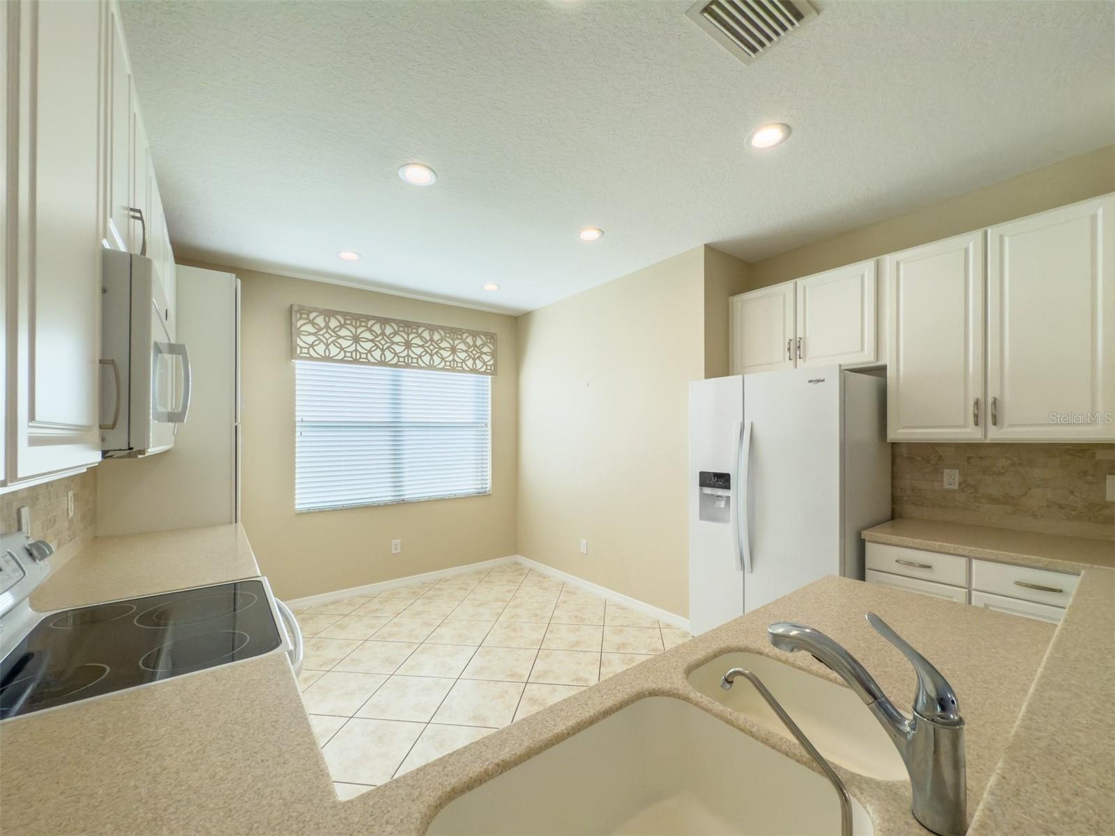 VALENCIA LAKES - Residential