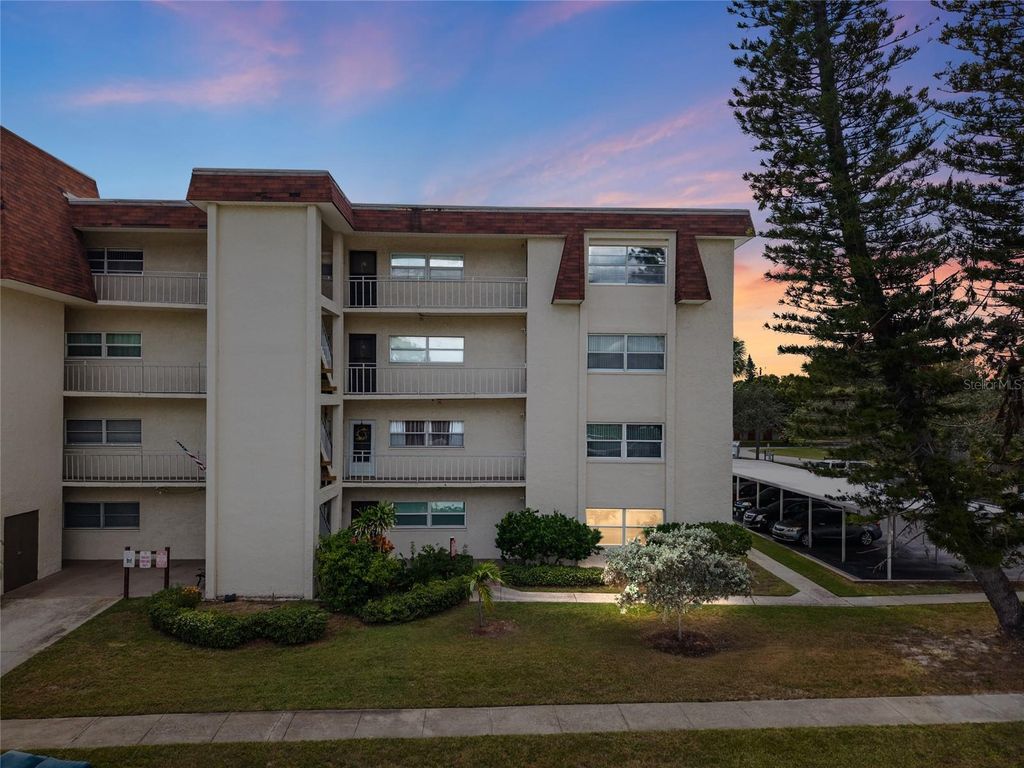 Photo of 209 NE Lincoln Circle N #109, St Petersburg, FL 33702 (MLS # TB8429515)