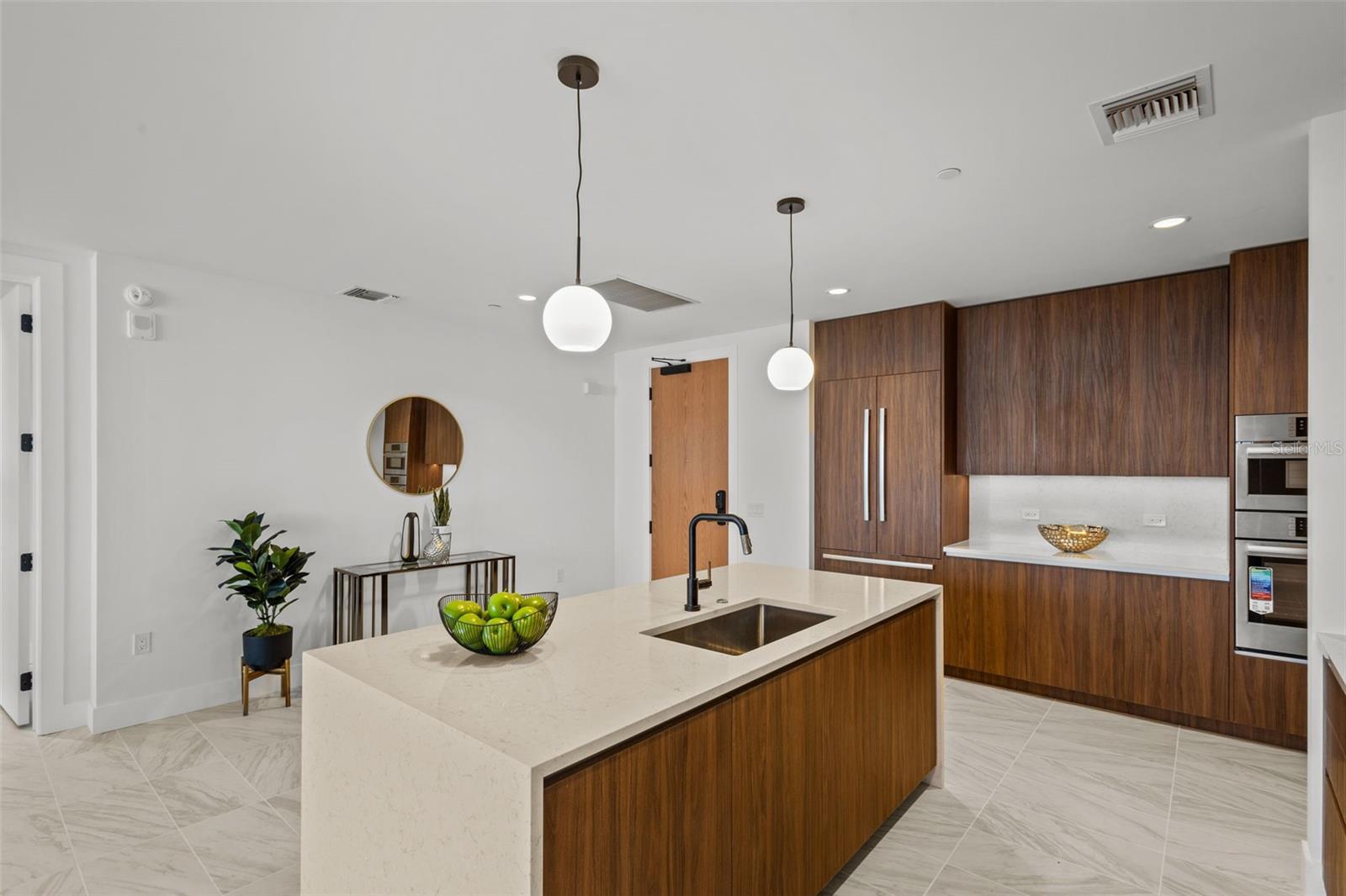 REFLECTION CONDO - Residential