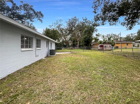 A home in PLANT CITY