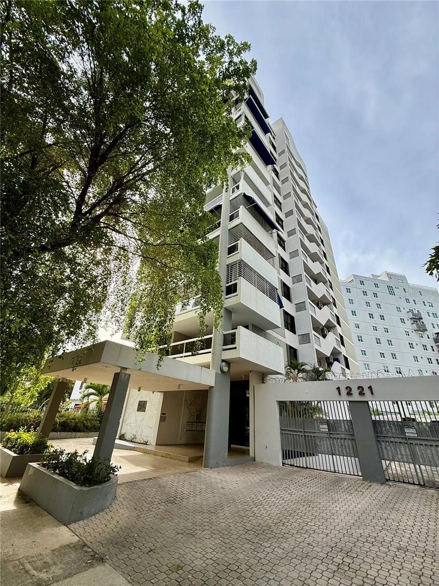 Step into your sanctuary in Condado! This marvelous apartment offers a spacious 2,900 square feet of living space, providing ample room for you and your loved ones to relax and unwind. Upon entering, you'll be greeted by a warm foyer leading to a large living and dining area that opens up to a sprawling balcony with tranquil green views - the perfect retreat to enjoy the beauty of nature.
The apartment is fully furnished and equipped, with a European-style kitchen that faces the family area and integrates style with functionality. It features four bedrooms and three and a half bathrooms, ensuring comfort and convenience for all.
Parking is convenient with three designated spaces provided for you.
Nestled in a charming residential area in Condado, you'll have easy access to nearby amenities such as a lovely park, pristine beaches, restaurants, hotels, schools, and main highways, all just a stone's throw away.
Your safety and comfort are guaranteed with camera security, elevator key access, a full power plant, and a water cistern tank provided by the condominium.
Don't miss out on this amazing opportunity. Schedule a viewing today and make this apartment your new home sweet home!