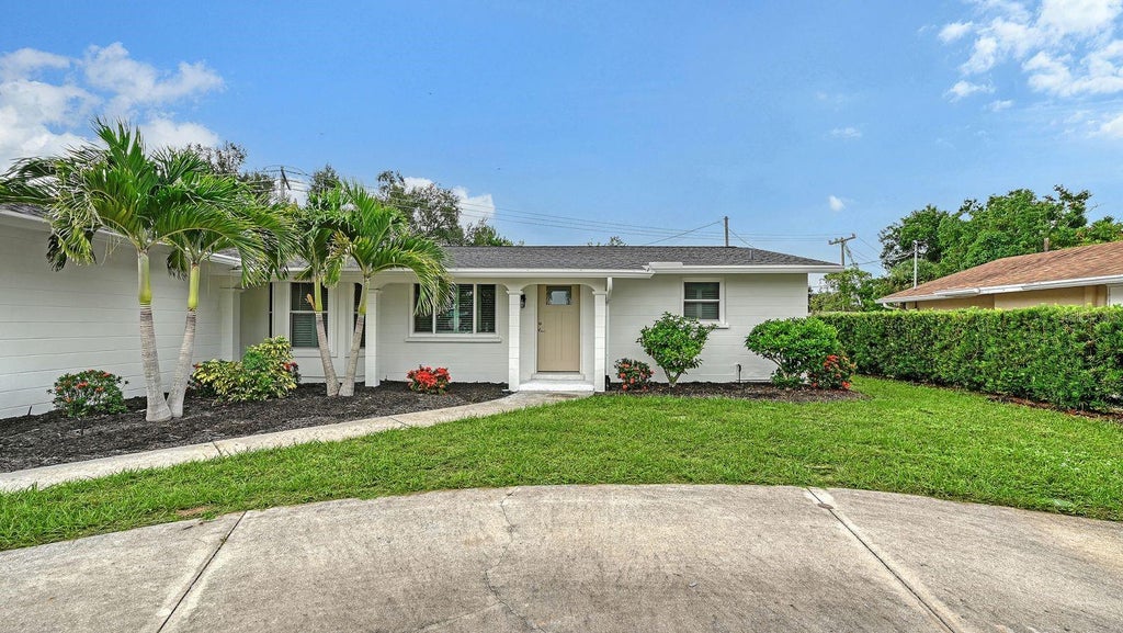 Photo of 2610 Regatta Drive, Sarasota, FL 34231 (MLS # A4708836)