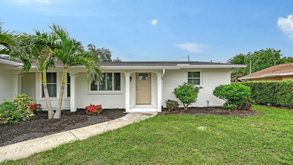 Photo of 2610 Regatta Drive, Sarasota, FL 34231 (MLS # A4708836)