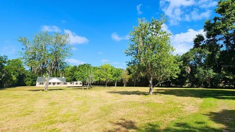 A home in LAKELAND