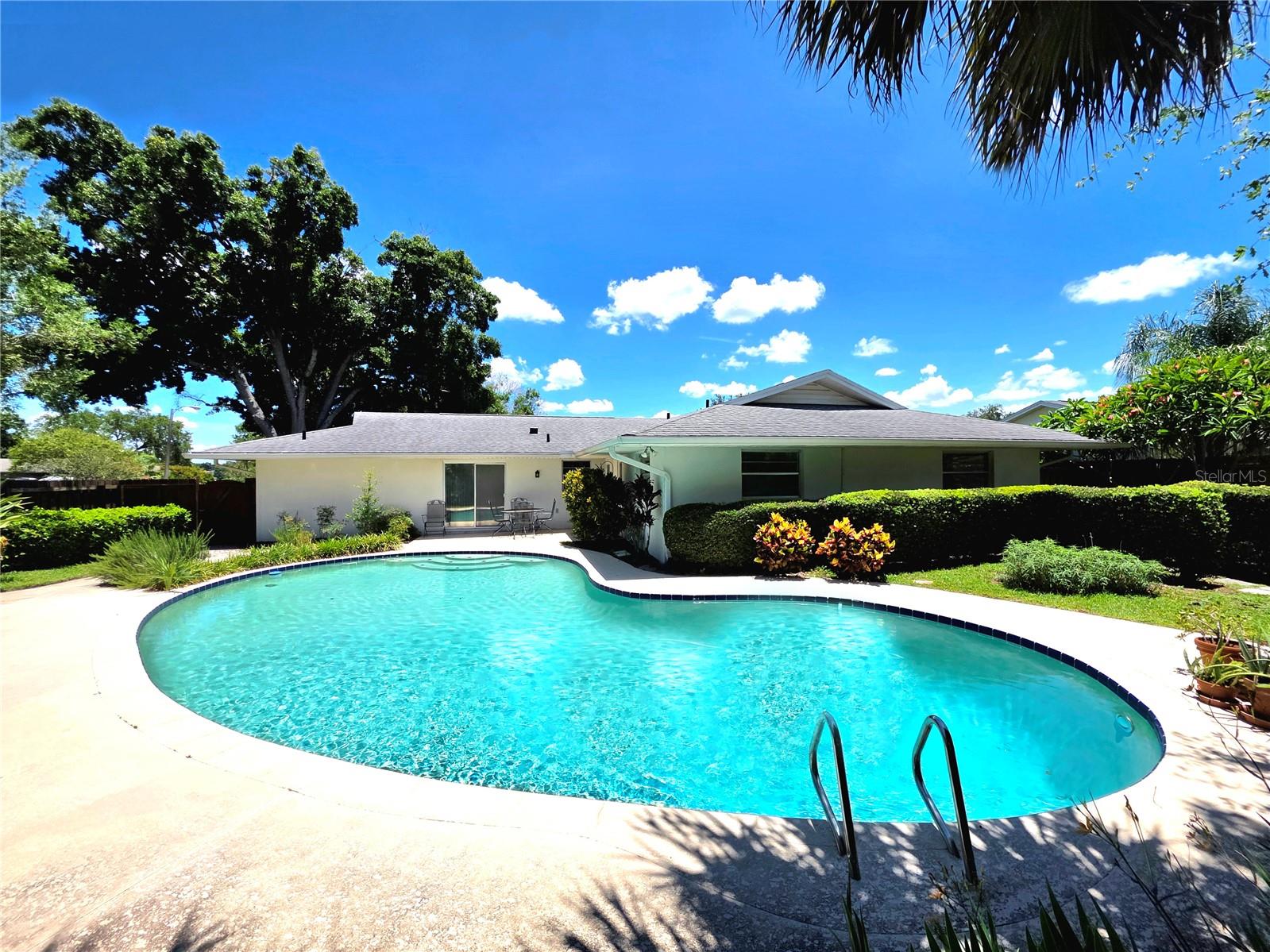 5096 THE OAKS CIRCLE