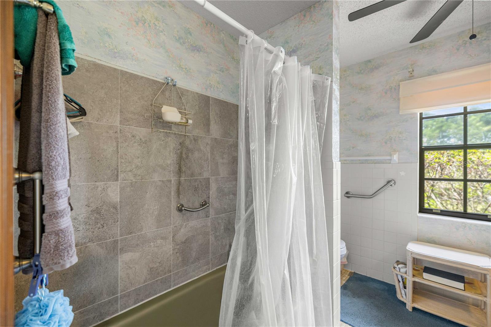 COUNTRY ESTATE - Residential