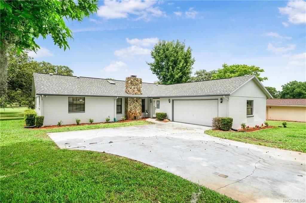 Photo of 8831 E Sandpiper Drive, Inverness, FL 34450 (MLS # TB8464566)