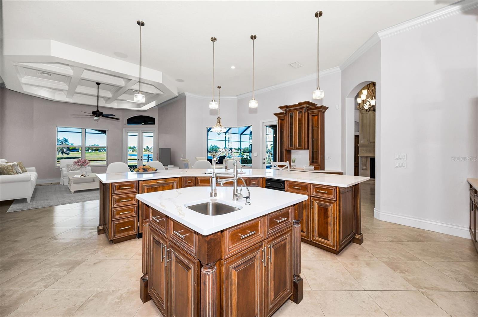 CHAMPIONS CLUB - Residential