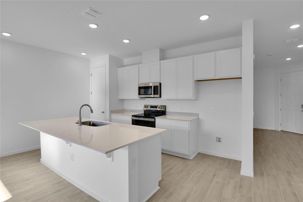 Photo of 762 Lake Dell Avenue, Dundee, FL 33838 (MLS # S5127914)