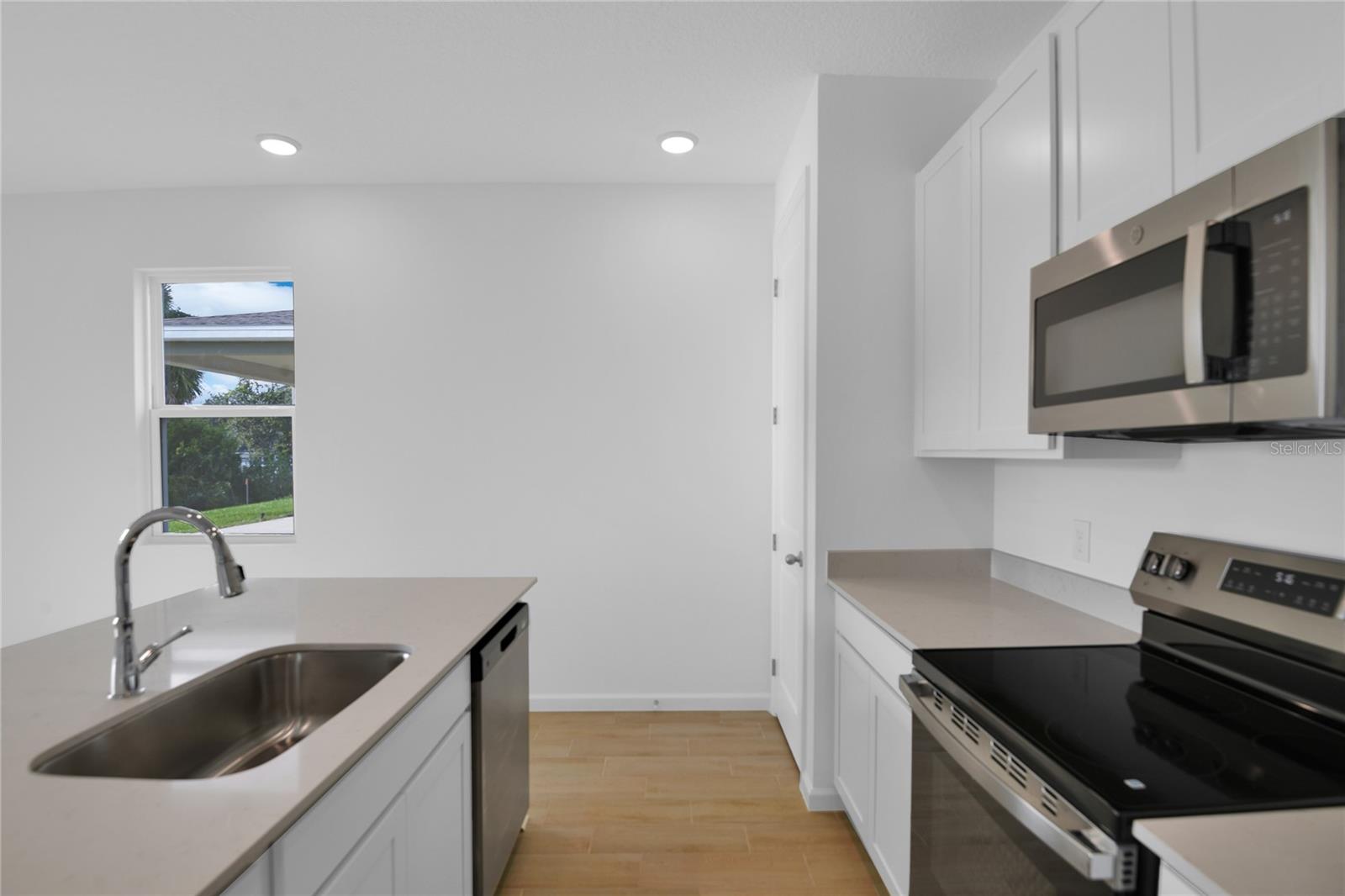 SEASONS AT SHORES OF LAKE DELL - Residential