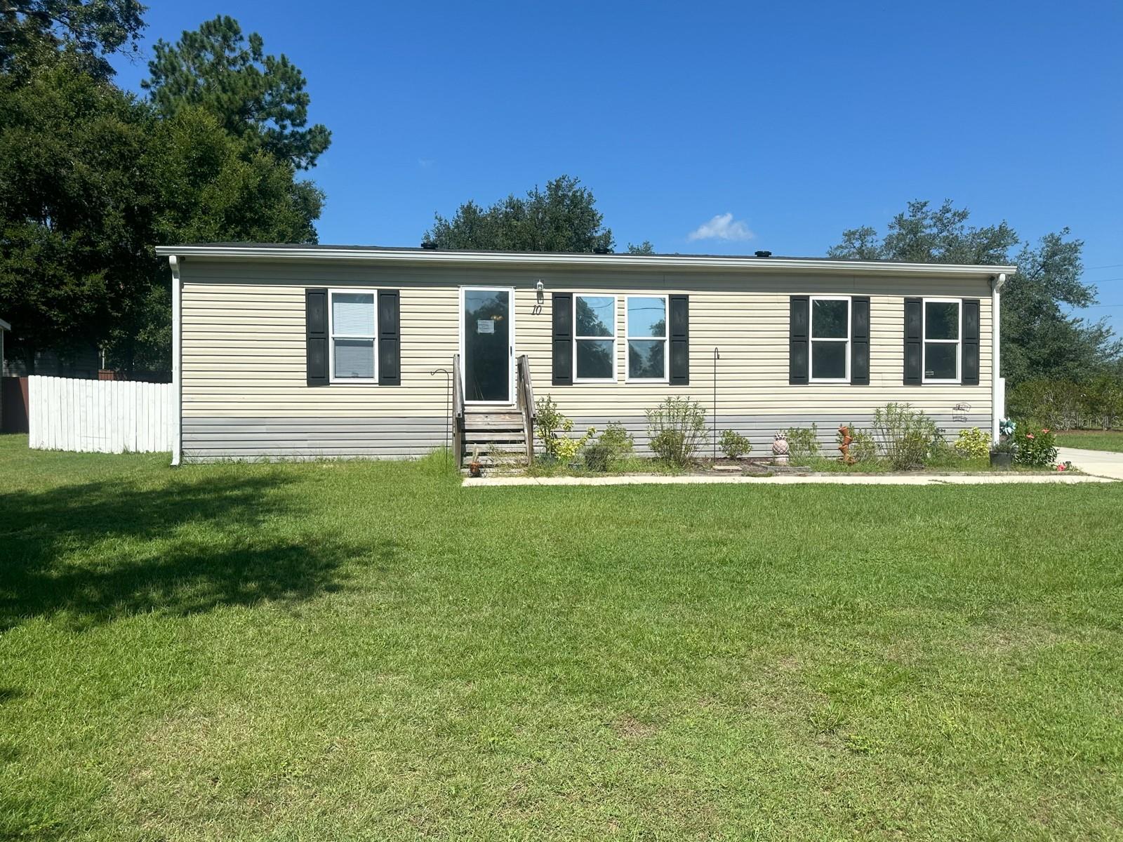 Investor Special or Perfect First-Time Buyer Opportunity!
This 3-bedroom, 2-bath home in Lexington Estates offers solid bones and great potential for sweat equity. While it needs some cosmetic updates and TLC, the spacious layout and half-acre lot make it a smart buy for anyone looking to invest or break into homeownership.
The open floor plan connects the living, dining, and kitchen areas—ideal for entertaining or modern living. The kitchen features a large island, ready to be refreshed to your style. The split-bedroom design provides extra privacy.
Two additional bedrooms, a full guest bath, and an indoor laundry room (washer/dryer included) round out the layout. Outside, there’s plenty of room to grow—the large backyard is perfect for future landscaping, outdoor living areas, or even expansion.
Located in a peaceful neighborhood close to schools, shopping, and dining, this is a fantastic opportunity to build equity with some renovations or add to your rental portfolio.
Being sold as-is. Priced to reflect needed TLC—don't miss your chance to invest in a property with real potential and equity at closing! Schedule your showing today. Text listing agent Matt Mayers.