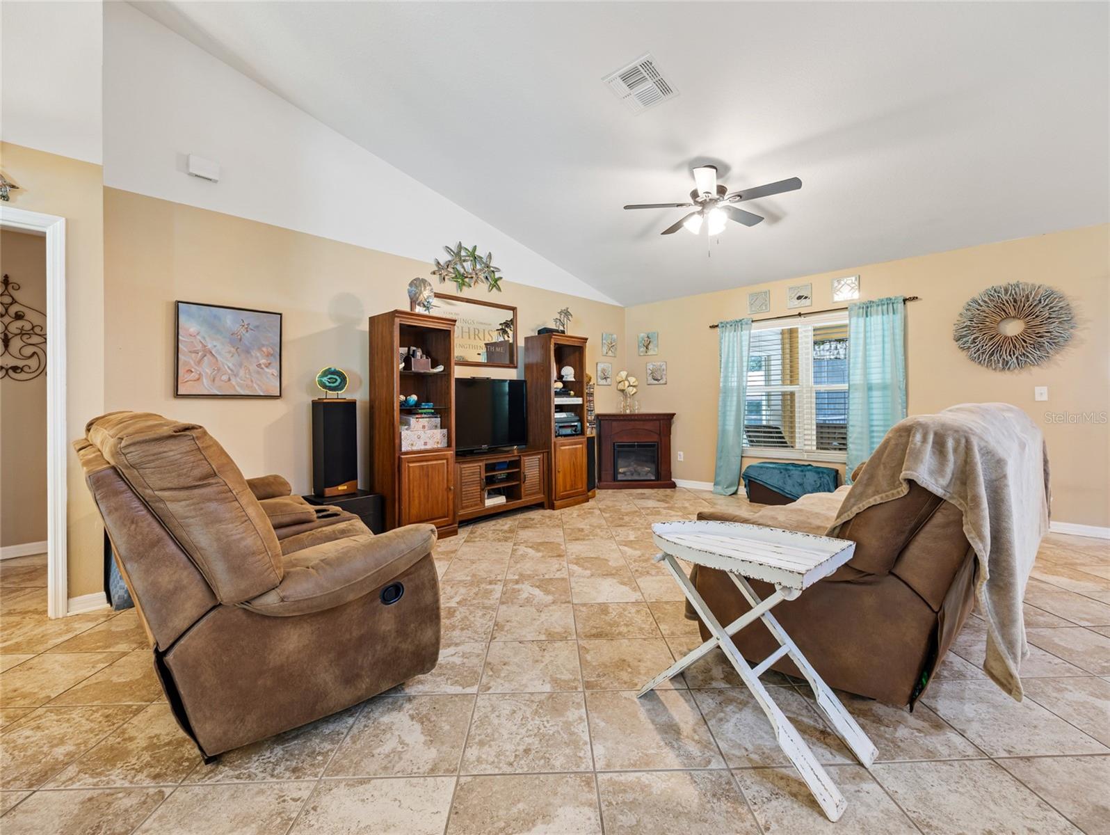 9834 N BONITA