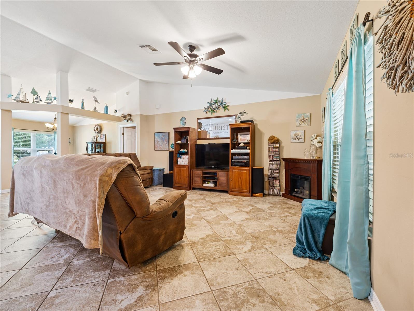 9834 N BONITA