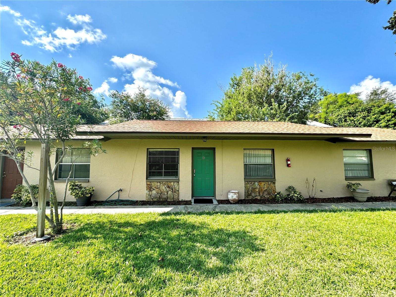 Charming 2 bedroom 1 bathroom. This unit has been Well-maintained, Tile and luxury vinyl floors throughout, Freshly painted, Energy efficiency central AC. Wood cabinets have been restored! Modern fixtures, updated bathroom. Stackable washer & dryer! Prime Location: close to schools, I-275 and US 19 freeways, and shopping. Pet-Friendly: Small pets up to 20 pounds permitted. Move-in Ready. Renter's insurance required!
TEXT Mindy
$1550 month
$1550 deposit