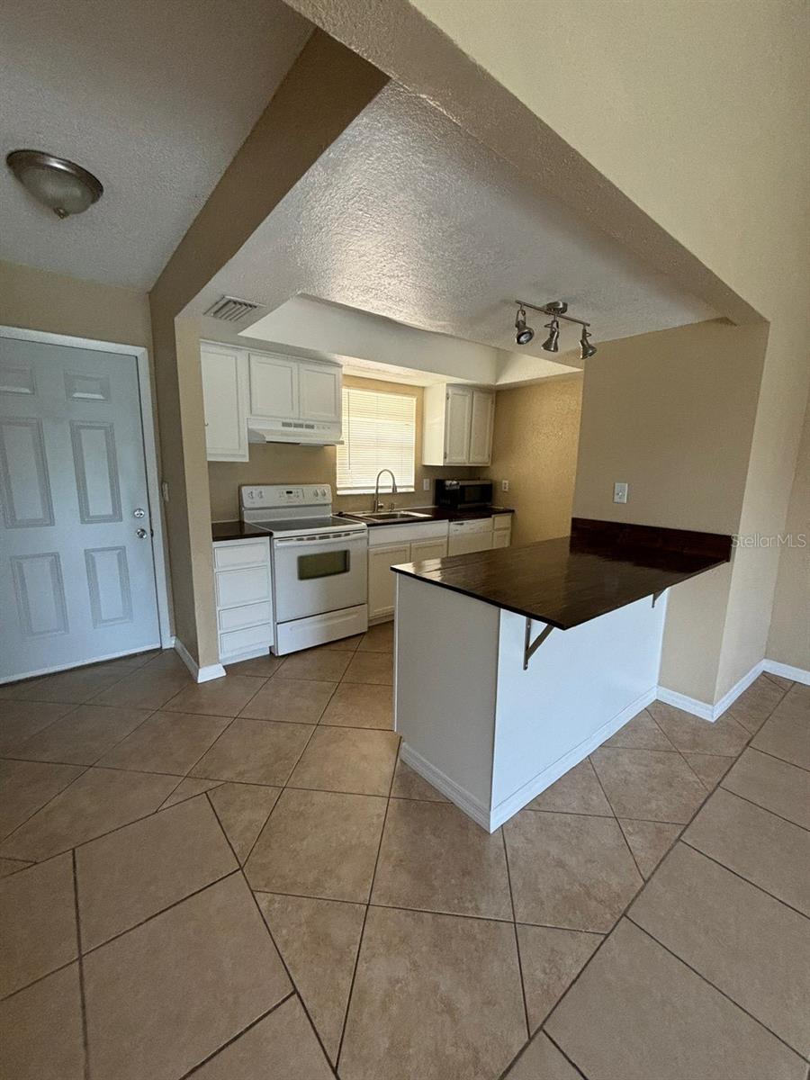 5109 LAWNTON COURT