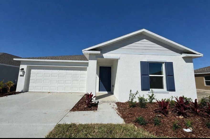 Beautiful rental property featuring 3 bedrooms and 2 bathrooms, offered at an incredible price. Located in Eagle Lake, this home offers comfort, a great location, and a modern style. Built in 2025, it is almost new.
The home features an open-concept layout with spacious, bright living areas, a modern kitchen with ample storage, comfortable bedrooms, and well-designed bathrooms—perfect for everyday living.
The community offers a swimming pool and a playground, ideal for family enjoyment. Conveniently located near shopping, restaurants, shopping centers, and just minutes from Legoland, with easy access to major roads, schools, and recreational areas.
An excellent rental opportunity for families or professionals seeking a modern home with great amenities in a convenient location. Available now