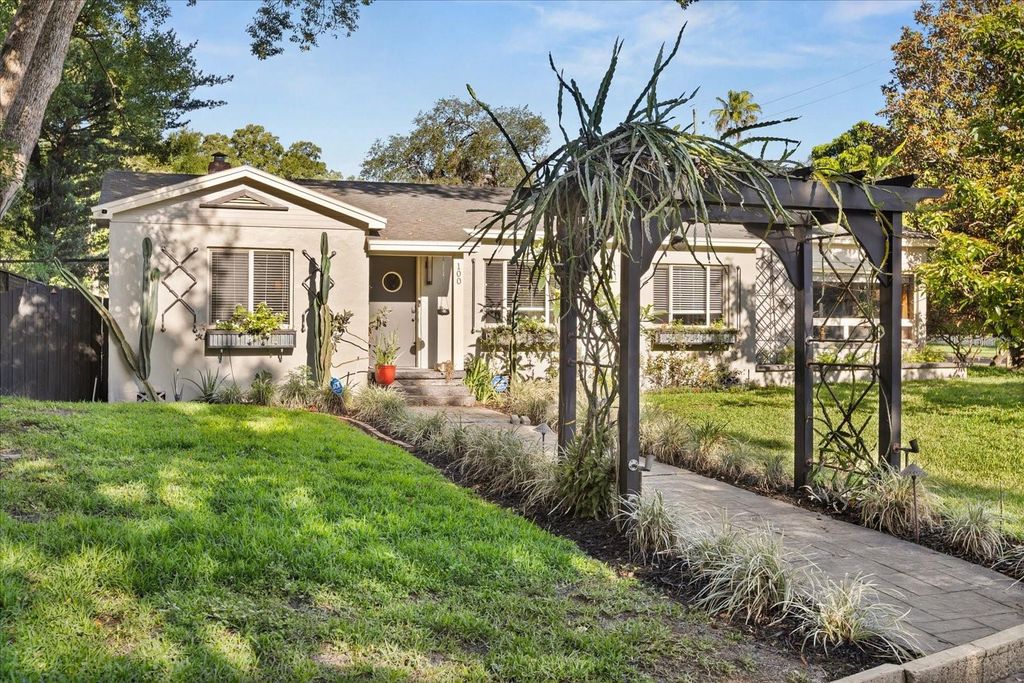 Photo of 100 Kennison Drive, Orlando, FL 32801 (MLS # O6306128)