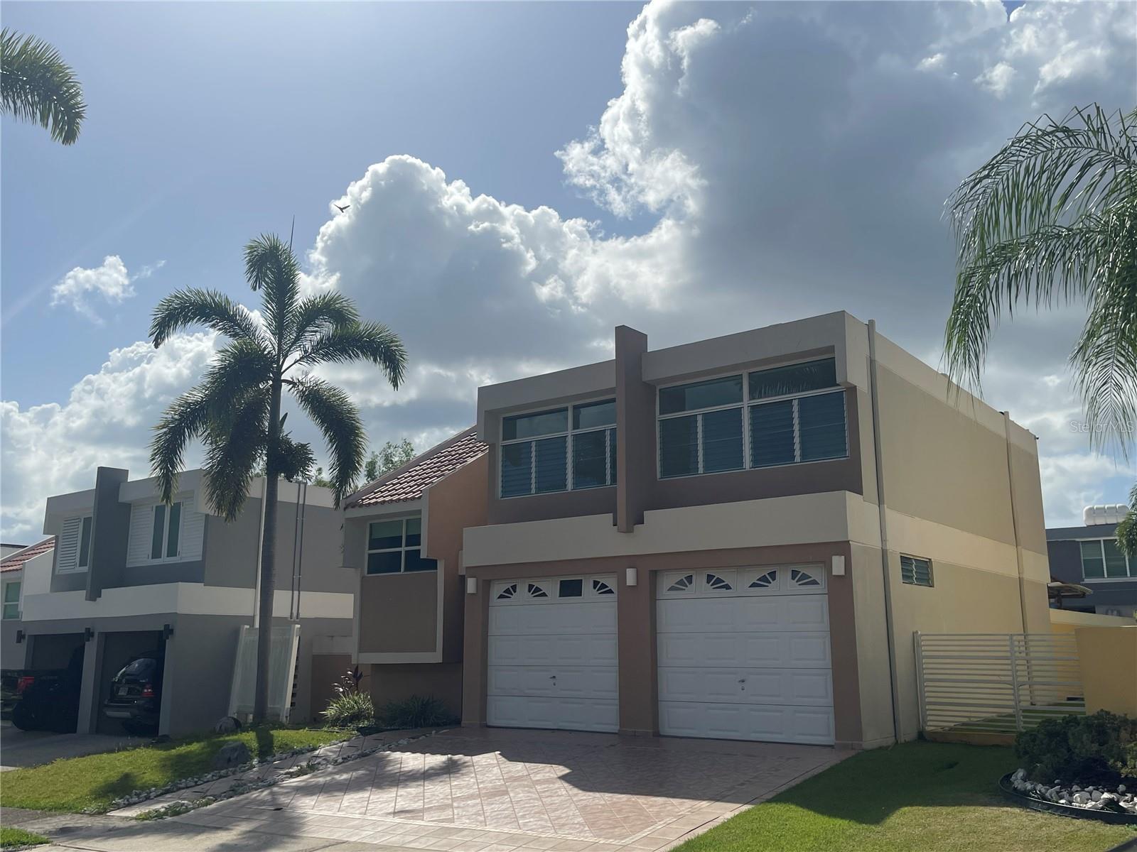 Property in resort-style community. Features 3 bedrooms, 2.5 bathrooms, fully equipped kitchen, A/C in every room, and a fenced-in backyard. The primary bedroom includes a walk-in closet and private bathroom. Two-car garage. Enjoy amenities such as an Olympic-size pool, tennis courts, playground, game area, walking trails, and beautifully landscaped gardens. 24/7 security with controlled access.