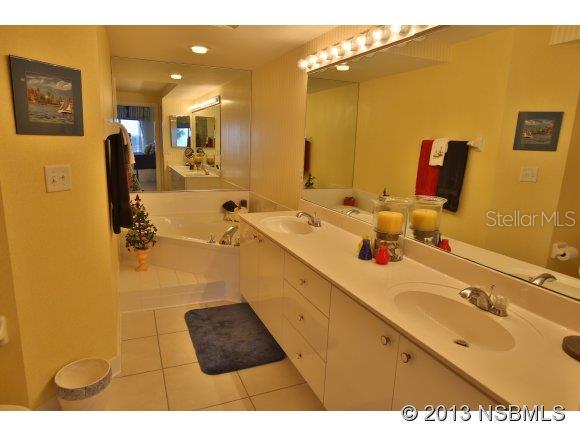 Towers 09 Condo - Residential