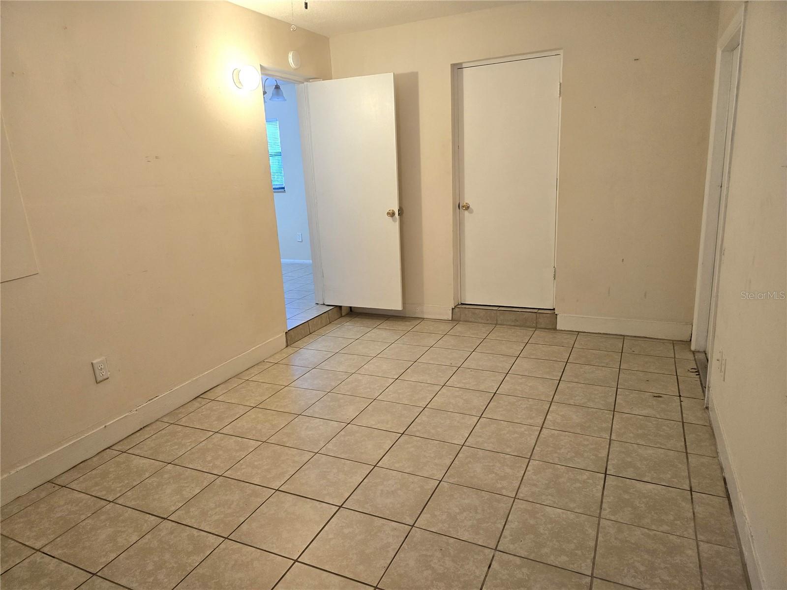 ATHENS REALTY CO BLKS 203-206 INC DELAND - Residential Lease