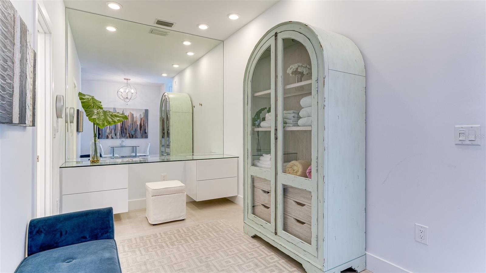 WINDSOR LODGE AT THE OAKS - Residential