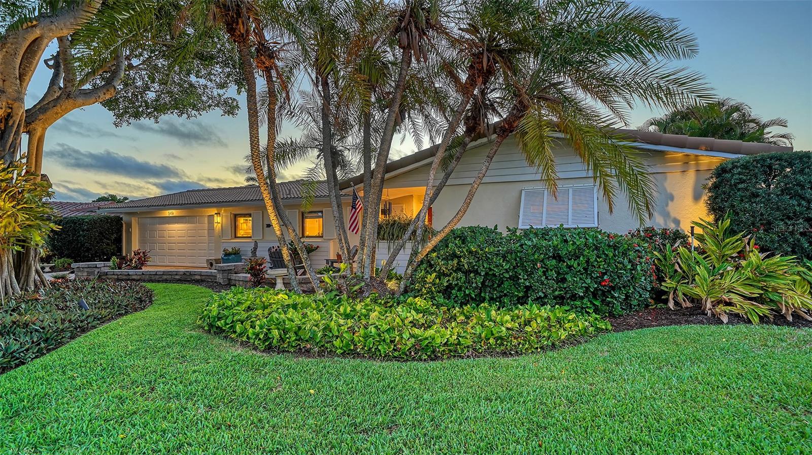 COUNTRY CLUB SHORES - Residential