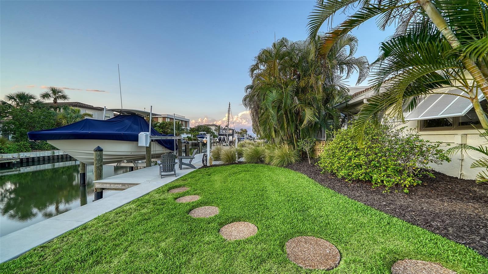 COUNTRY CLUB SHORES - Residential