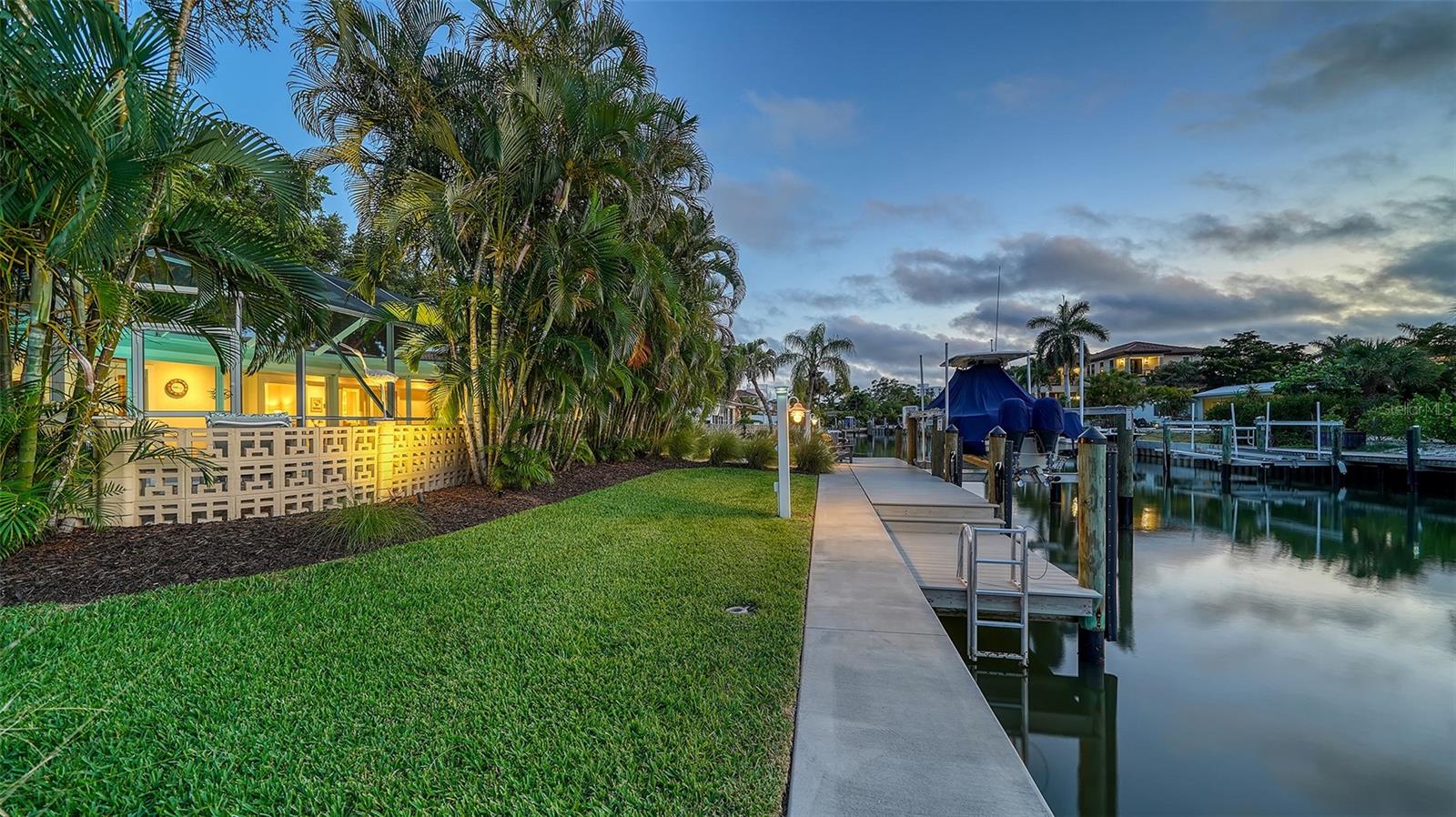 COUNTRY CLUB SHORES - Residential
