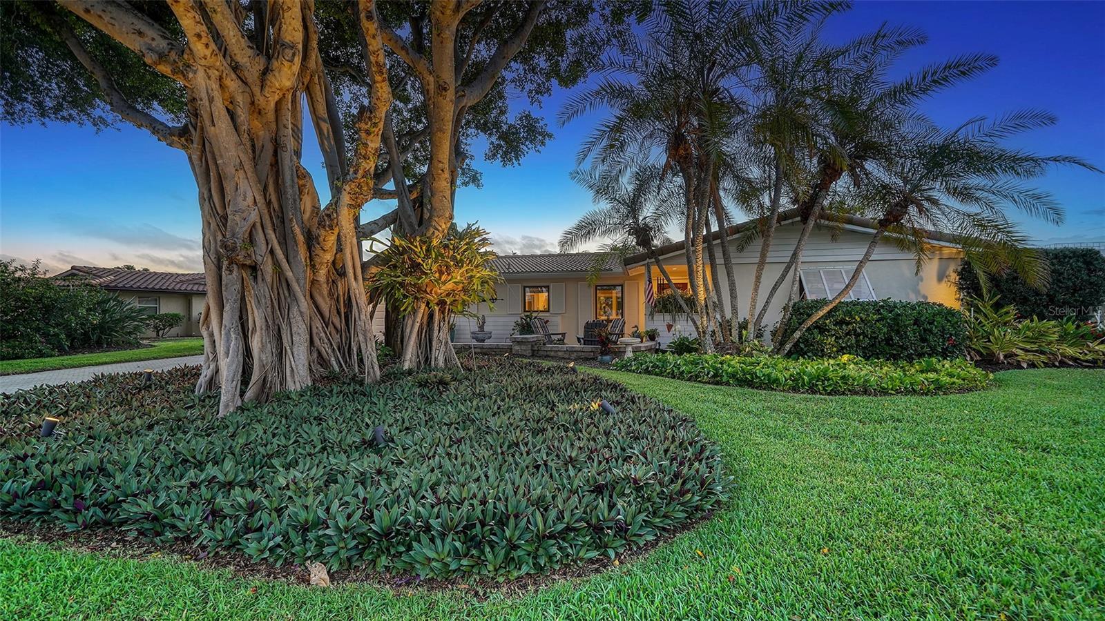 COUNTRY CLUB SHORES - Residential