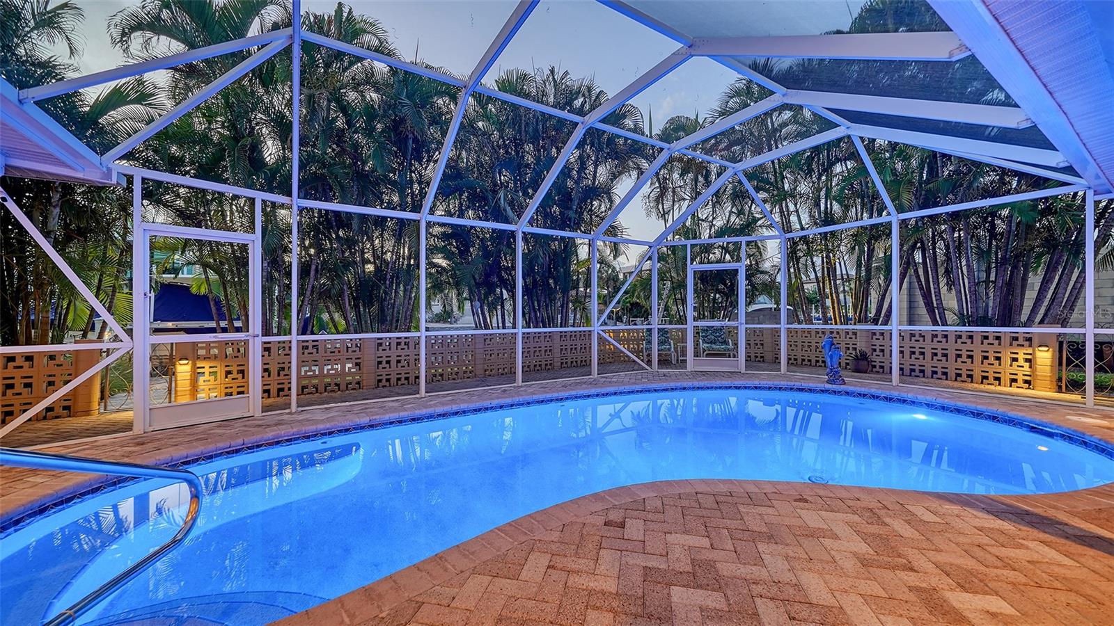 COUNTRY CLUB SHORES - Residential