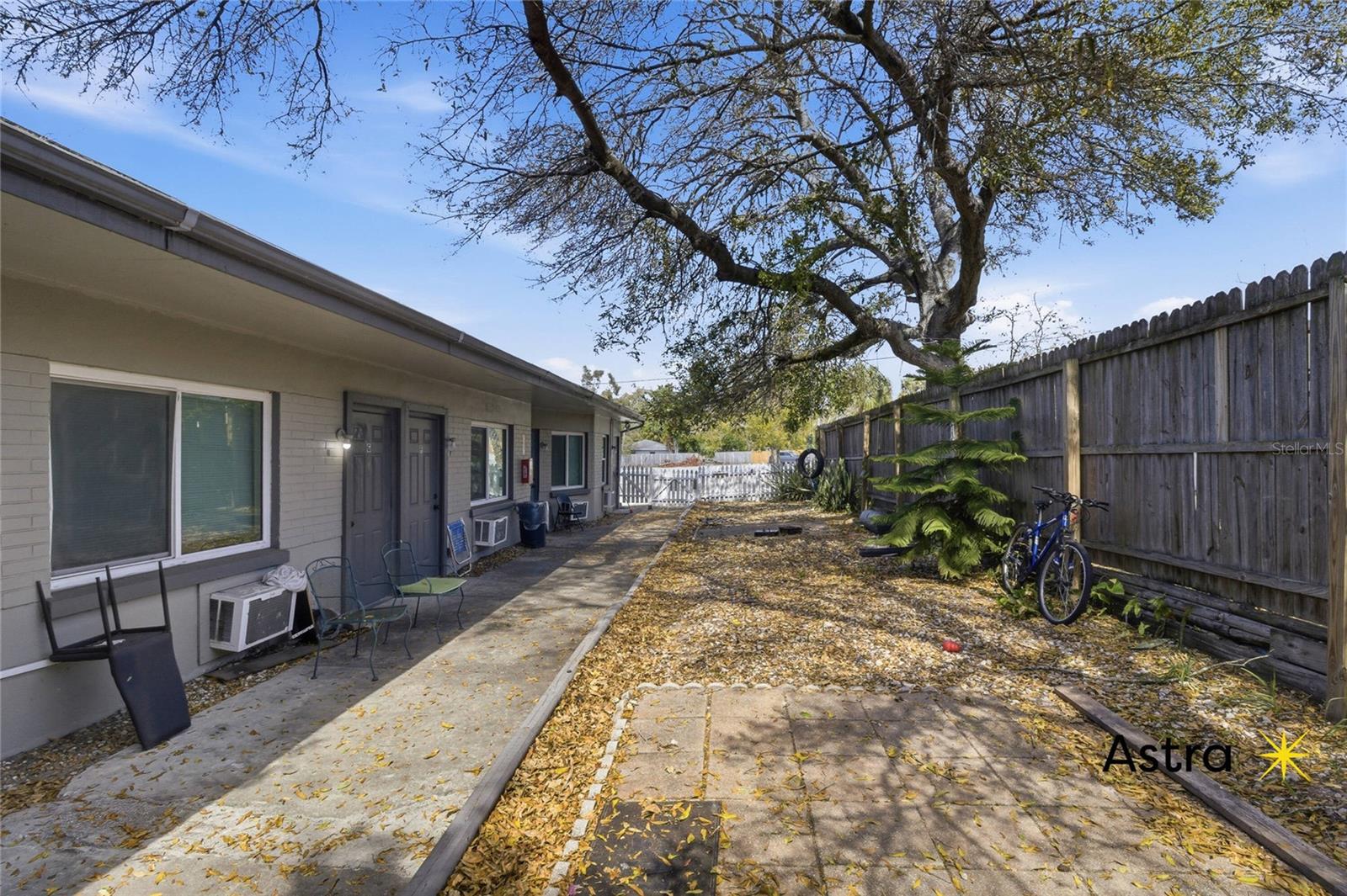 1429 LAURA STREET