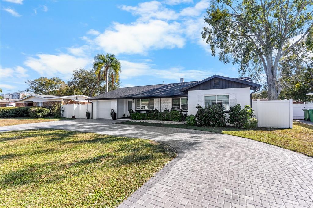 Photo of 4424 W Bay Court Avenue, Tampa, FL 33611 (MLS # TB8473393)