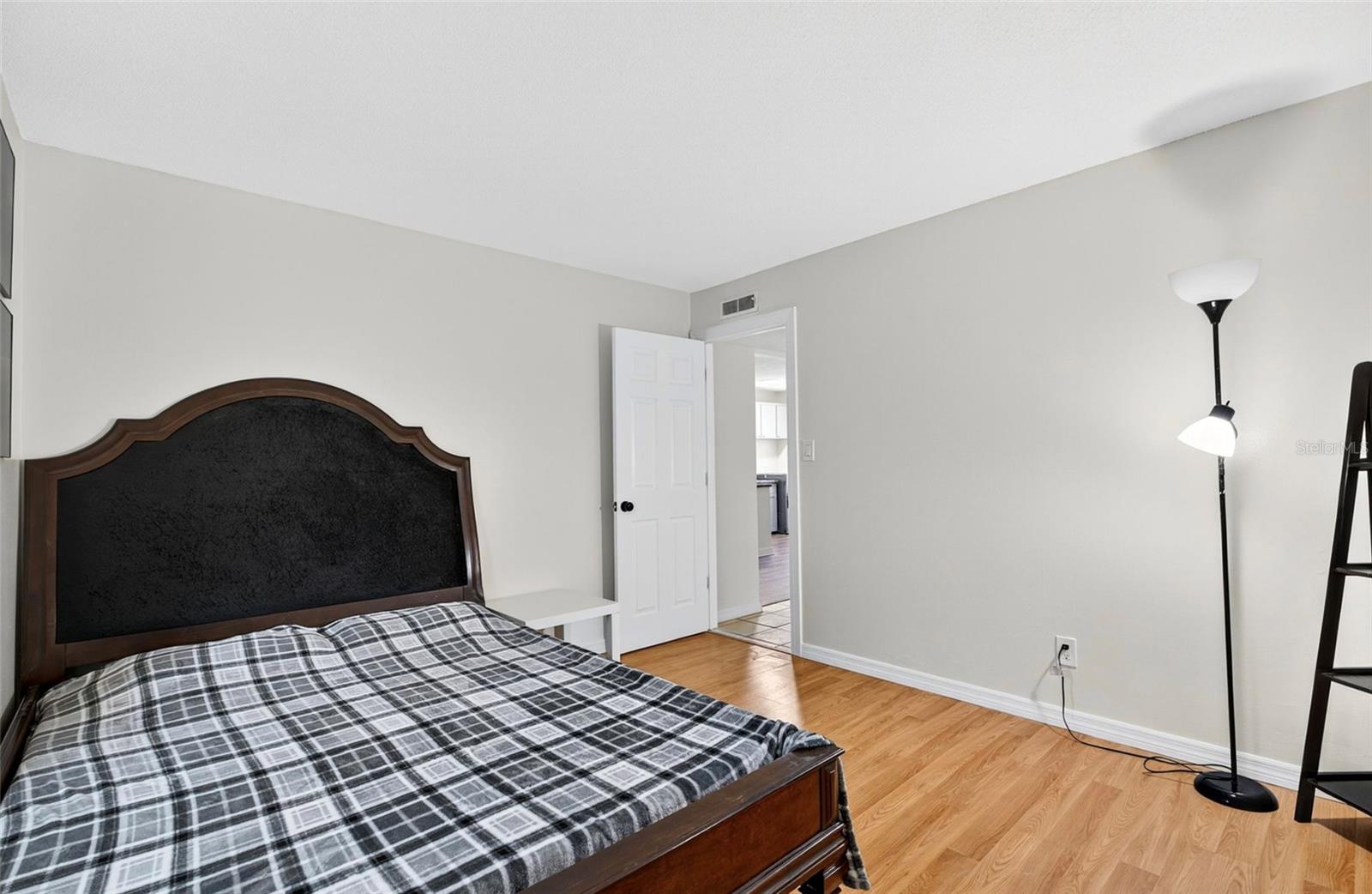 CHATEAU DE SEVILLE A CONDOMINI - Residential Lease