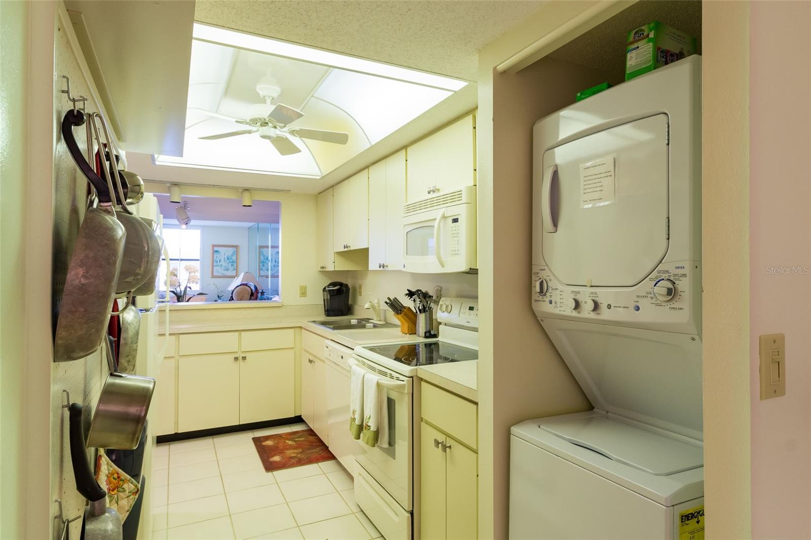 ISLAND REEF - Residential Lease