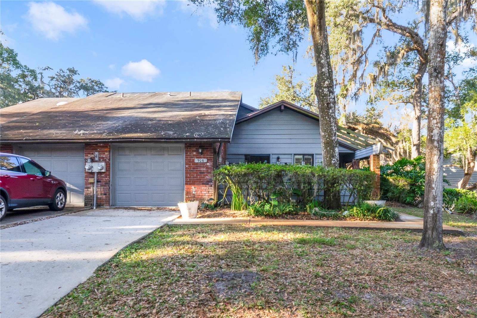 906 VILLAGE GREEN ROAD