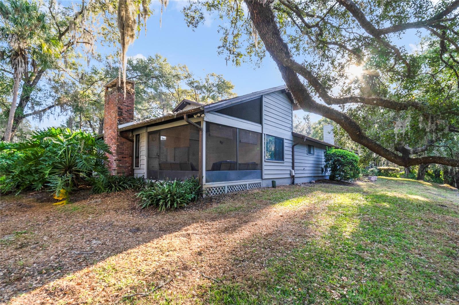 906 VILLAGE GREEN ROAD