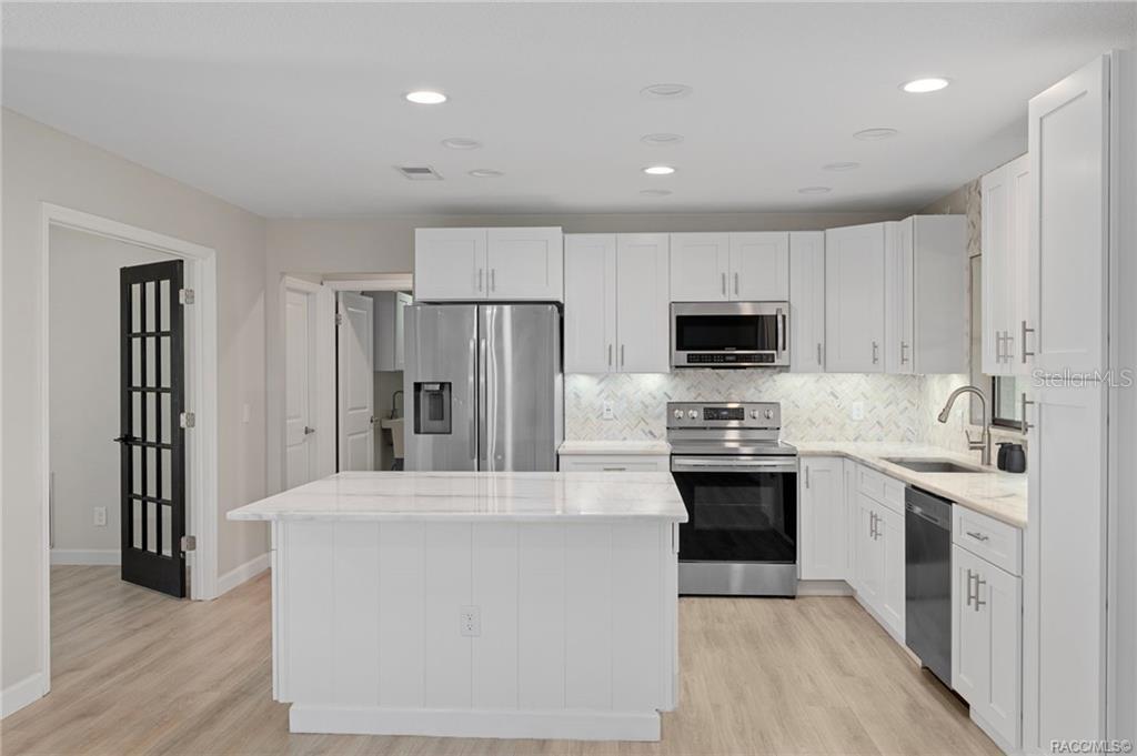 CONNELL LAKE ESTATES - Residential