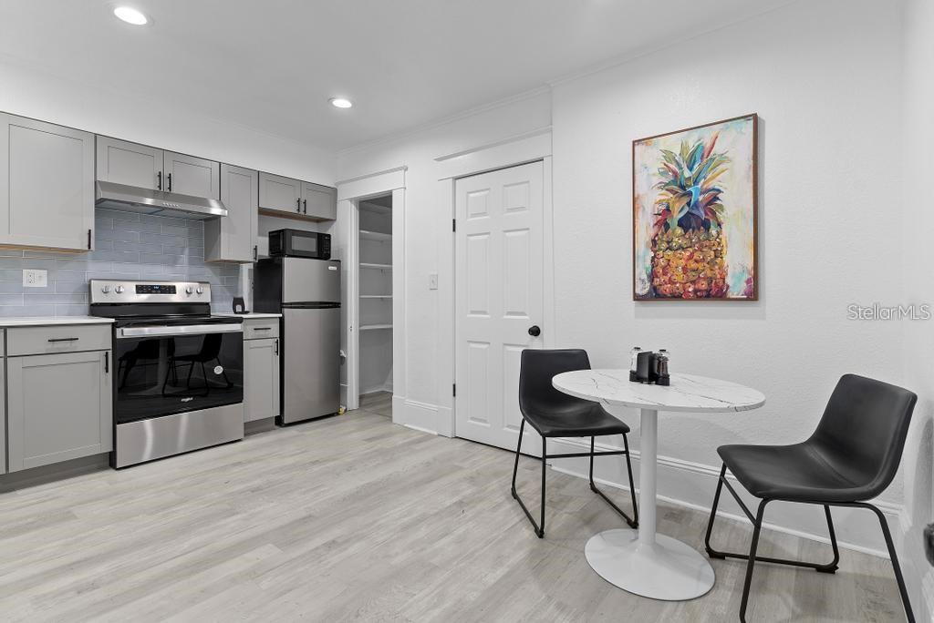 BEG 138 FT E OF SE COR BROADWAY & HARWOOD RUN E 62 - Residential