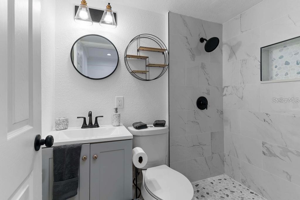 BEG 138 FT E OF SE COR BROADWAY & HARWOOD RUN E 62 - Residential