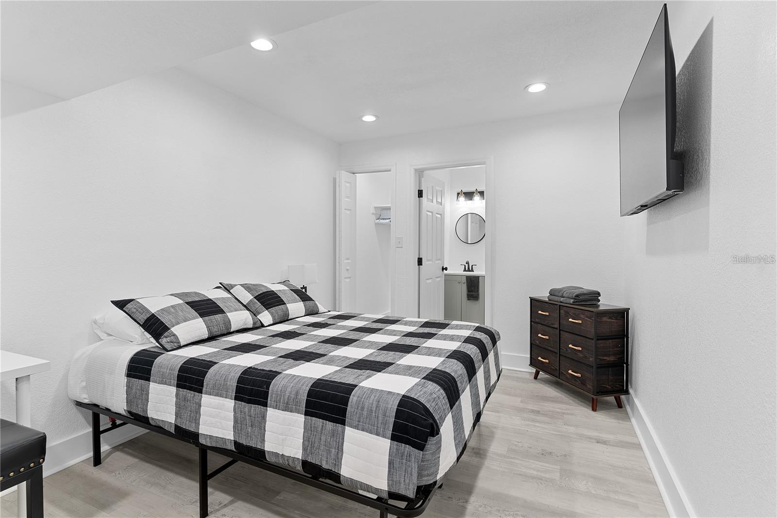 BEG 138 FT E OF SE COR BROADWAY & HARWOOD RUN E 62 - Residential