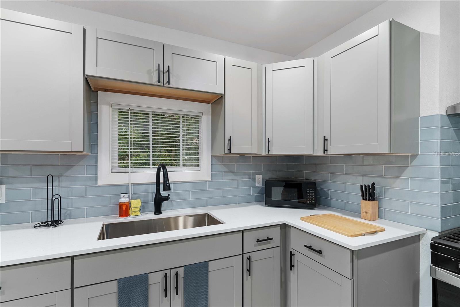 BEG 138 FT E OF SE COR BROADWAY & HARWOOD RUN E 62 - Residential